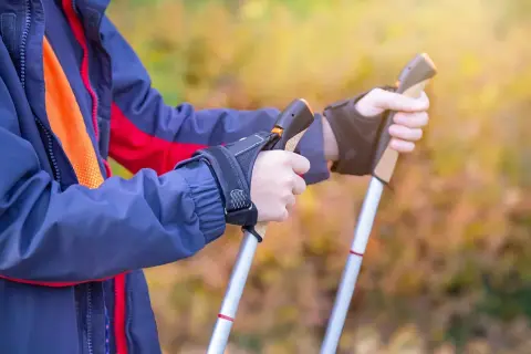 Jak wybrać idealne kijki narciarskie do swojego wzrostu i uniknąć błędów