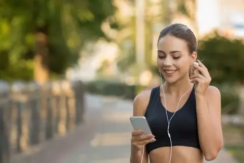 Jak bezpiecznie i wygodnie nosić telefon podczas biegania – praktyczne porady