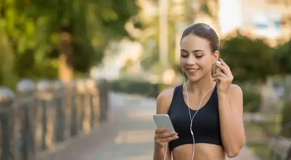 Jak bezpiecznie i wygodnie nosić telefon podczas biegania – praktyczne porady